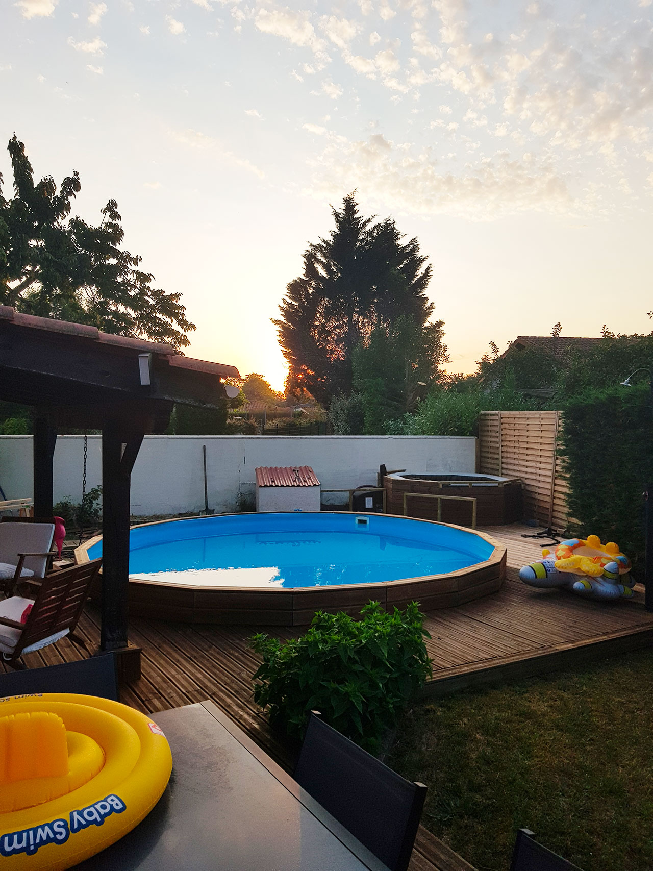 Terrasse piscine coucher soleil MBG Menuiserie Betin Guillaume