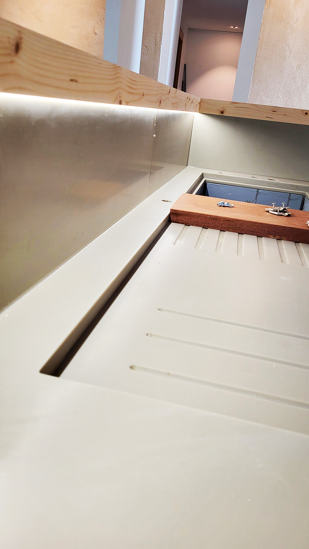 vasque cuisine en corian gris clair et évier menuiserie betin guillaume gironde