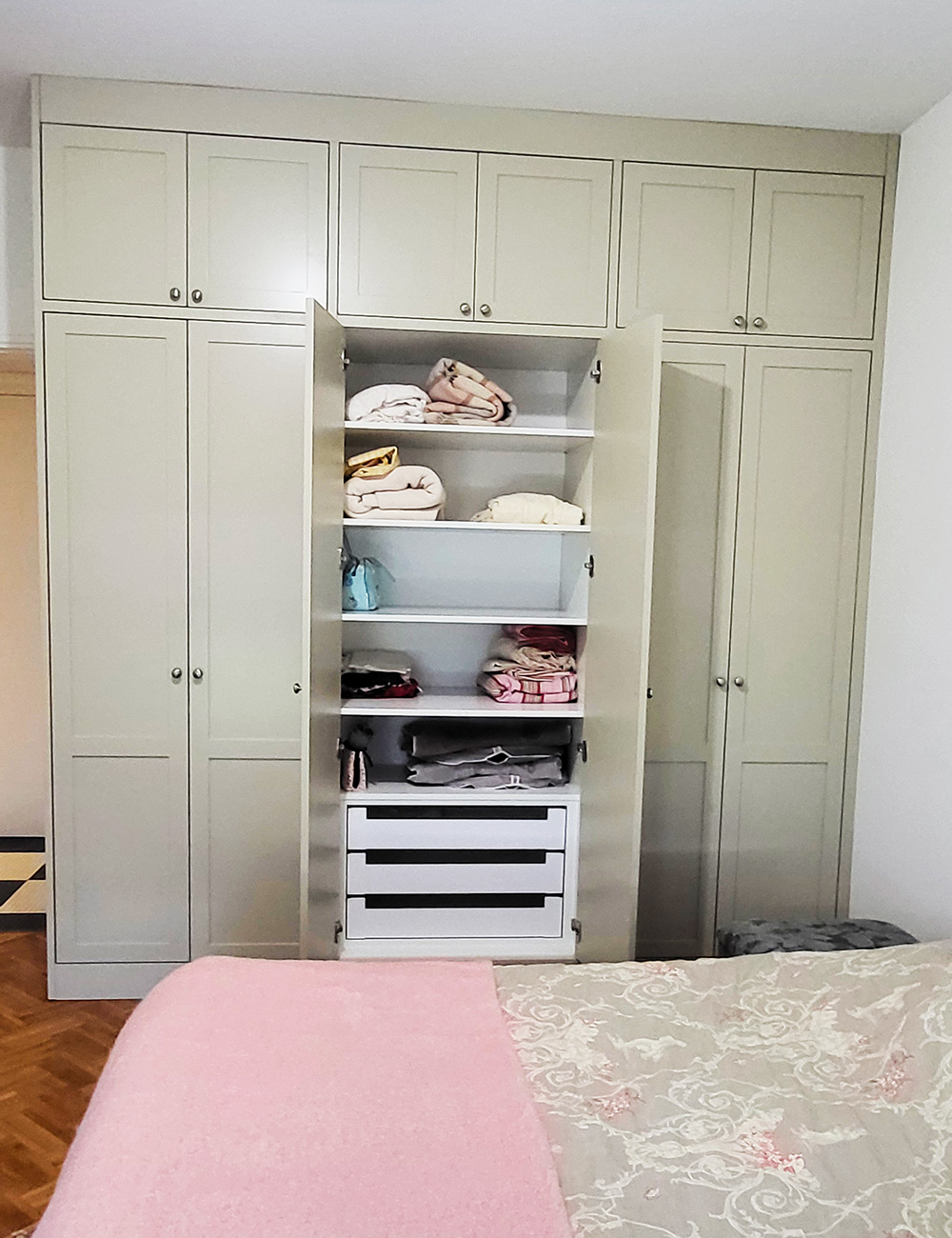 vue sur dressing ouvert avec poignées menuiserie betin guillaume gironde